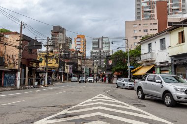 Sao Paulo, SP, Brezilya - 08 Kasım 2025: Cardeal Arcoverde ve Cunha Gago caddelerinin köşesi, eski binalarıyla, Pinheiros mahallesinde.