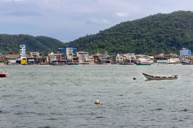 Santos, SP, Brezilya - 17 Ocak 2026: Balıkçı, Ponta da Praia 'daki balıkçı güvertesinde bir balık fugu tutuyor.