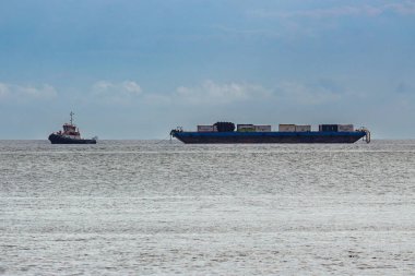 Santos, SP, Brezilya - 17 Ocak 2026: Santos Körfezi 'ndeki C Tempestade römorkörü tarafından çekilen mavna Sao Tome.