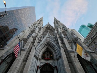St. Patrick Katedrali. - New York. Açı, gökyüzüne ve mimarinin anıtsallığına yönelik kuleleri vurgulayan 