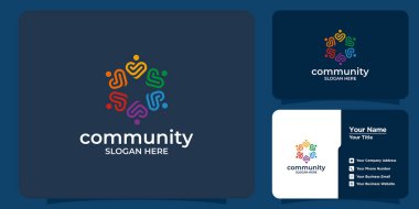 Çevresel İnsan figürleri ve Sosyal Kuruluş için Aşk Kalpleri Takım Çalışması ve Kapitalite Markası ile Renkli Toplum Birliği Logosu