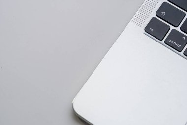 Dizüstü bilgisayarın klavyesini ve alüminyum gövdesini temiz yakın plan ve cömert bir kopya alanı var. Üretkenlik ve iş için minimum teknoloji kavramı.