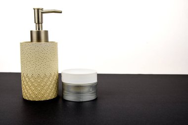 Siyah arkaplanı ve kopyalama alanı olan beyaz bir yüzeye asgari tuvalet sabunu. Temiz, modern ev hijyeni..