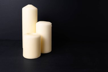 Kopya, kaplıca ve sakin konsept için boş alanı olan koyu arkaplana asgari yakılmamış mum konsepti.