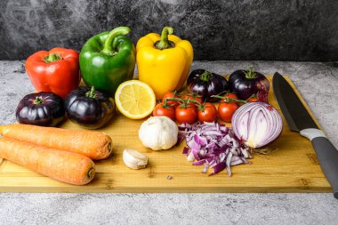 Limonlu, havuçlu, sarımsaklı ve doğranmış kırmızı soğanlı renkli baharatlı sebzeler. Ev mutfağında sağlıklı yemek hazırlığı..