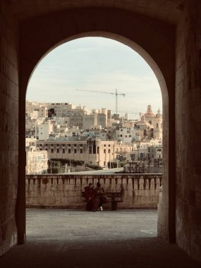 Malta 'da kemerli bir geçitten bak