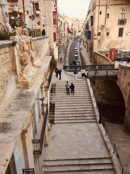 Adımları ve mimarisi olan şehir manzarası