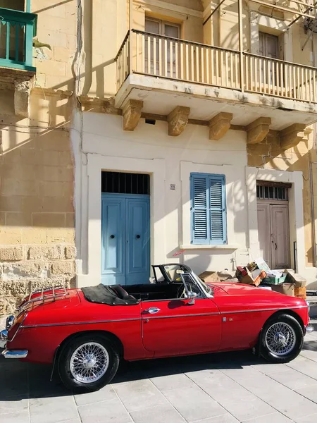 Araba Gozo 'da bir evin önünde.