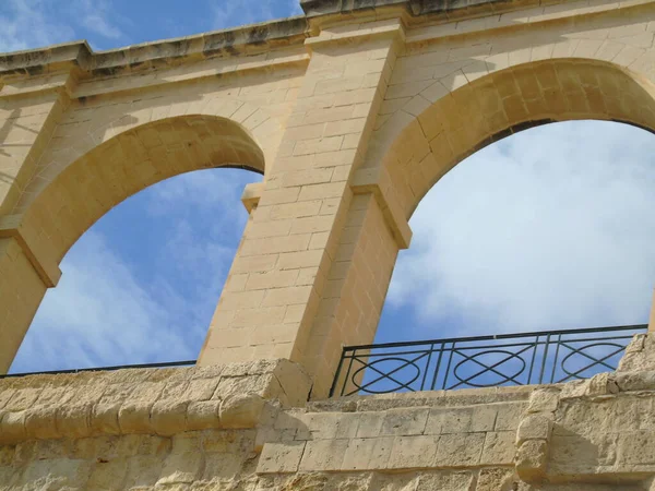 Malta Bahçeleri 'nde kemer yolu