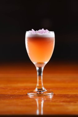 Soğuk bir kadehte servis edilen narin narin narin narin narin narin köpüklü garnitür..