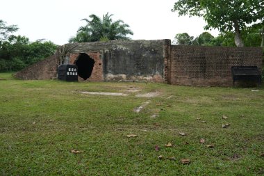 Batu Arang, Rawang, Malezya - 21 Ocak 2026: Terk edilmiş bir kömür madeni tüneli yapısı yenilenmiş yeşil alanla çevrili.