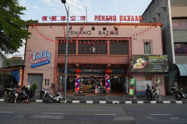 Penang, Malezya - 25 Ocak 2026: Geleneksel mimari, fener dekorasyonları ve aktif perakende ön cephe.