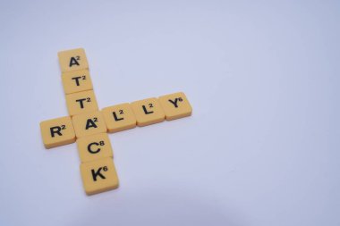 Birleşik Devletler bayrağında gösterilen Scrabble döşemeleri donanma savunma ve askeri operasyonları vurguluyor.