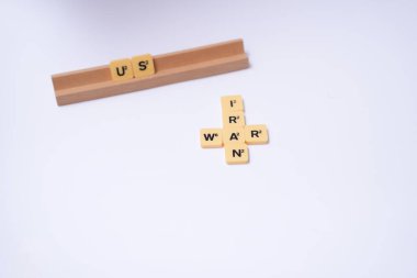 Birleşik Devletler ve İran arasında sembolik tipografi kullanılarak ayrılık ve muhalefeti gösteren minimalist kompozisyon.