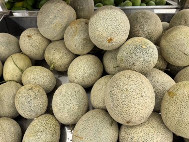 Meyve pazarında sergilenen taze kavunlar..