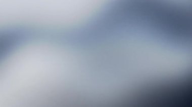 Sisli dağlar ve sakin göl alacakaranlıkta, yukarıdan ele geçirildi..