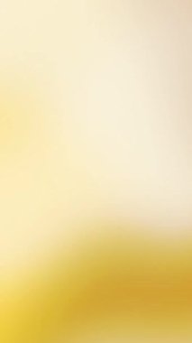 Canlı bitkilerle huzurlu doğal manzara ve şafak vakti uzak bir dağ sırası..