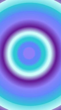 Alacakaranlıkta hareketli bir şehir manzarası. Renkli bir radyal hareketle hızla hareket eden insanlar..