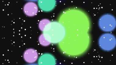 Yesil ve mavi tonlardaki parlak bokeh isiklari, karanlik bir zemin karsisinda yanlarina kucuk beyaz parçaciklar yikarak büyüleyici bir görsel efekt yaratiyor.