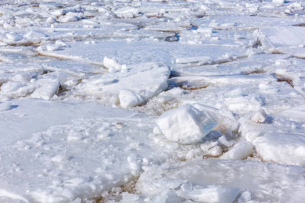 Ανοιξιάτικη μέρα, ραγισμένος πάγος στο ποτάμι, πλησιάζει τον πάγο.. — Φωτογραφία Αρχείου