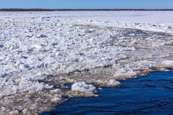 Κυκλοφορία στο ποτάμι το χειμώνα. Ανοικτά νερά και τρυπημένος πάγος — Φωτογραφία Αρχείου