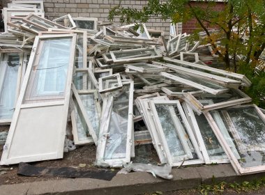 Eski pencereler ve kapılar. Gereksiz pencere ve kapılar sokakta terk edilmiş.