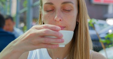 Geleneksel Çay İçen Kadın. Yüksek kalite fotoğraf