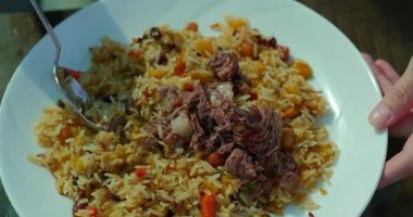 Et ve sebzeli geleneksel Özbek Plov. Yüksek kalite 4k görüntü
