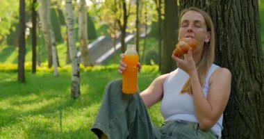 Parkta Meyve Suyu ve Pastayla Rahatlayan Kadın. Yüksek kalite 4k görüntü