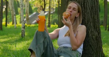 Parkta Meyve Suyu ve Pastayla Rahatlayan Kadın. Yüksek kalite 4k görüntü