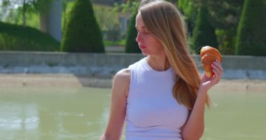 Kahve ve kruvasanla Sabah Gezintisi. Yüksek kalite 4k görüntü