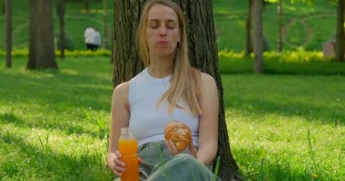 Parkta Tatlı Çörek ve Meyve Suyu ile rahatlıyorum. Yüksek kalite 4k görüntü