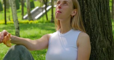 Parkta bir kruvasanla piknik yapmak. Yüksek kalite 4k görüntü