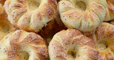 Susam ve haşhaş tohumlu taze pişmiş geleneksel Özbek ekmeği. Yüksek kalite 4k görüntü