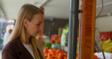 Yerel markette Taze Meyve Seçen Kadın. Yüksek kalite 4k görüntü