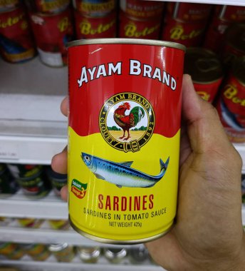 Batu Pahat, Johor, Malezya - 21 Ocak 2026 - Ayam Sardalya Domates Sosu 'nda, kalsiyum ve omega-3 açısından zengin, 425 g kutuda paketlenmiş, market vitrininde görülmüş