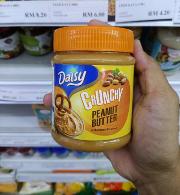 Batu Pahat, Johor, Malezya - 21 Ocak 2026 - Papatya Çıtır Fıstık Ezmesi, kolesterolsüz ve zengin doku, yayılma ve atıştırmalık için ideal, market koridorunda görülen