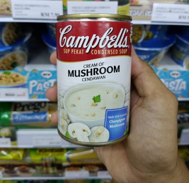 Batu Pahat, Johor, Malezya - 21 Ocak 2026 - Campbell Mantar Kreması yoğunlaştırılmış çorba mantarları, iki dilli etiketleme ve uygun yemek hazırlama için raf-hazır paketleme