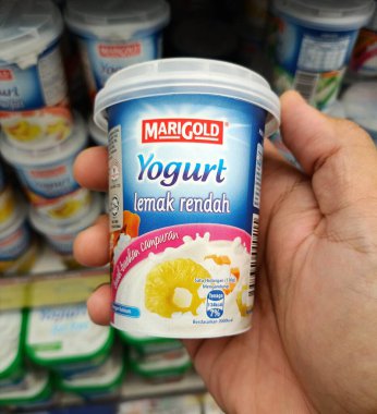 Batu Pahat, Johor, Malezya - 20 Ocak 2026 - MARIGOLD düşük yağlı yoğurt, kalsiyum açısından zengin, sağlıklı bir aperatif için 134 kcal hizmet sunar
