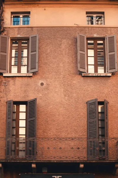 Venedik, İtalya 'da pencereleri olan eski bir evin cephesi