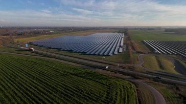Ekinlere bitişik Hava Görüntüsü Güneş Çiftliği, Geniş Panorama Gösterimi Yeşil Tarlaların yanında Temiz Satırlar,