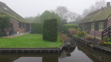 Lif Bahçeli Kanal Kulübeleri, Yosun Bahçeleri, Suya Tahta Merdivenler, Çitli Küçük Tekne, Çitli Çitler, Konforlu