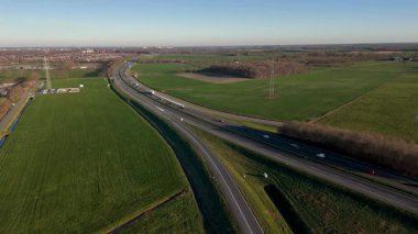 Hava Yolu Eğrisi Alanlarda Trafik Analisti Seyrek Araç Taşıyıcıları ve Sütunları İzliyor