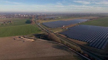 Hava Görüntüsü Büyük Güneş Dizisi Köy Yanı, Geniş Kompozisyon Geniş Fotovoltaik Çizgileri Gösteriyor