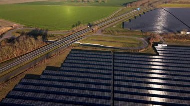 Country Road 'dan Hava Güneş Çiftliği Sabah Güneş Işığı Panel Rows Bakım Minibüsü ve Servis Minibüsü