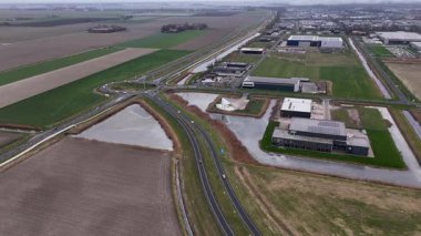 Araştırma Kampüsü İnsansız Hava Aracı Görünümü Gözden Geçirme Alanları, Eğri Otoyol, Gözlem Göletleri ve Laboratuar Binaları, Geniş Kırsal Arazi