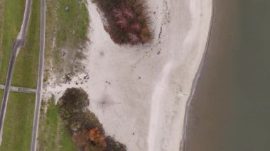 Hava Görüntüsü Kumsal Sahil İnsansız Hava Aracı Keşfi Boş Kıyı Yakalıyor, Çimen Kenarı, Kıyı Yolu,