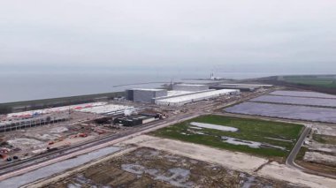 Hava Limanı İnşaat Güneş Alanları Lojistik Merkezi, Taşımacılık ve Alan İşleri Yöneticisi, Vinçler