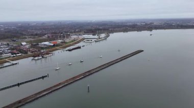 Yelkenli Hava Dalgası Limanı, İHA Marina 'yı, Bağlı Yatları ve Sahil Kasabasını, Skipper' ı ele geçirdi.