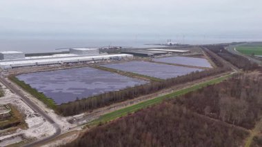 Hava Güneş Çiftliği Sahil Alanları, Yenilenebilir Mühendis Denetleme İstasyonu ve Çeviricileri, Geniş Panel Görünür